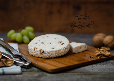 Přírodní sýr s vlašskými ořechy